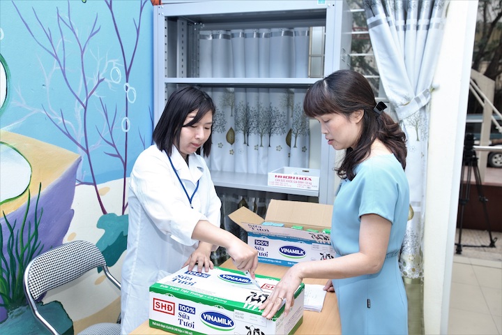 Nỗ[-]lực[-]âm[-]thầm[-]của[-]thầy[-]cô[-]vì[-]niềm[-]vui[-]uống[-]sữa[-]của[-]học[-]sinh